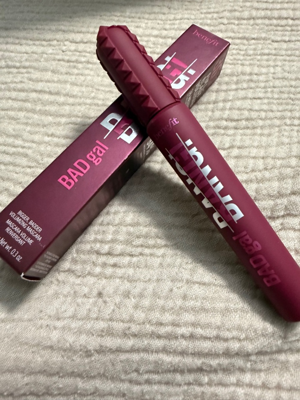 Benefit BADgal BANG Volumizing Mascara - Wild Plum - Picture 2 of 5